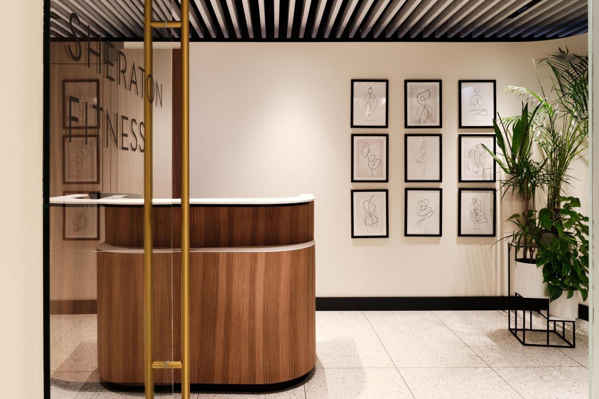Sheraton Grand Варшава Екстериор снимка Entrance to the business lounge at the airport