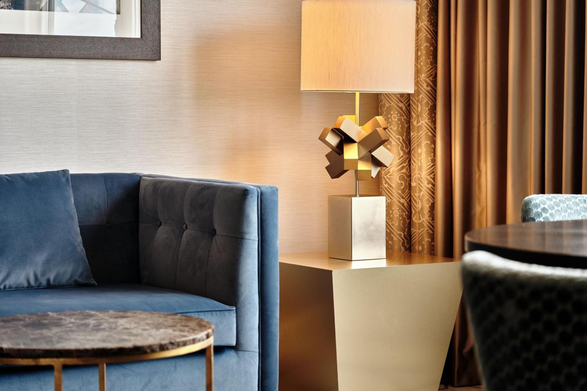 Sheraton Grand Варшава Екстериор снимка A lamp