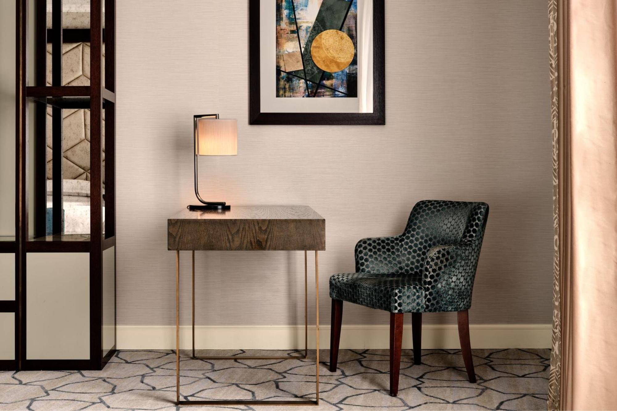 Sheraton Grand Варшава Екстериор снимка A chair and a table