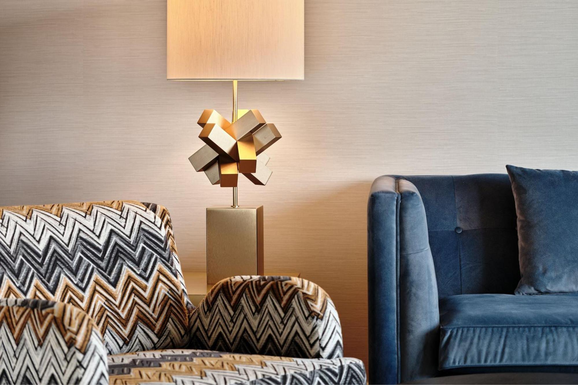 Sheraton Grand Варшава Екстериор снимка A table lamp