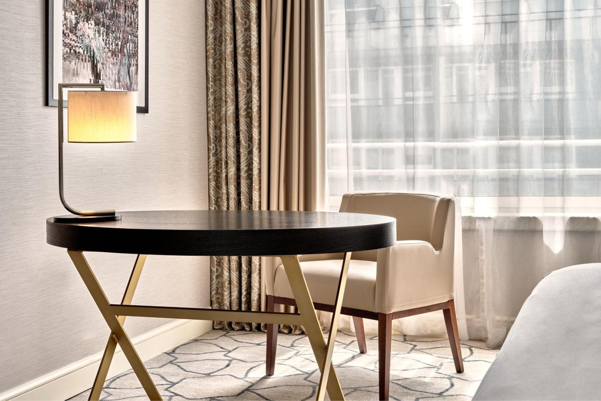Sheraton Grand Варшава Екстериор снимка A table and chair