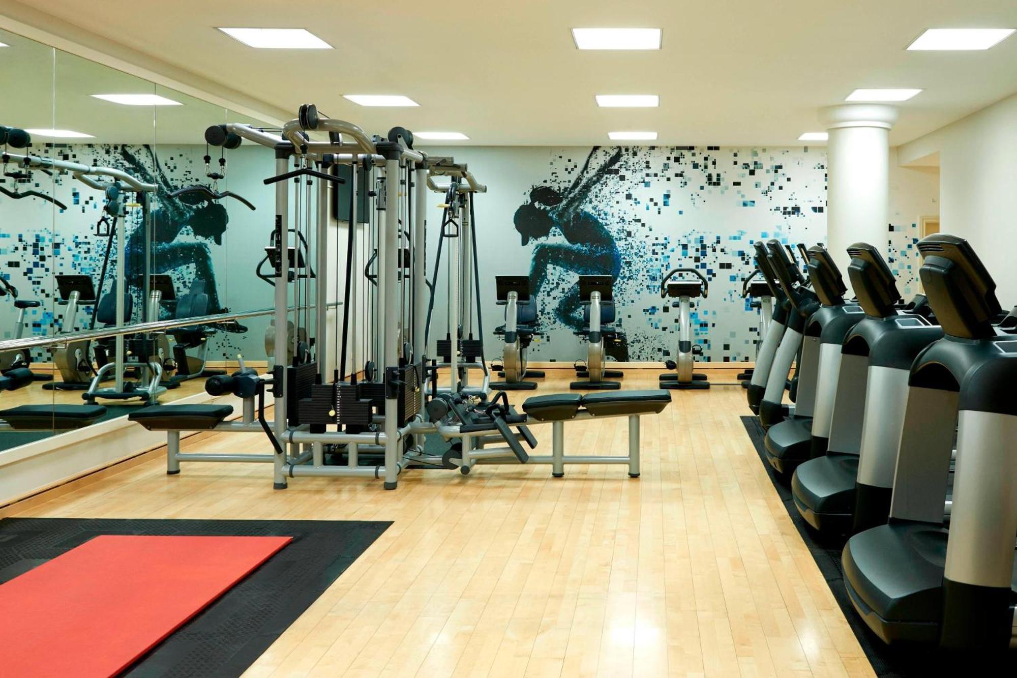 Sheraton Grand Варшава Екстериор снимка The gym at the InterContinental London The O2