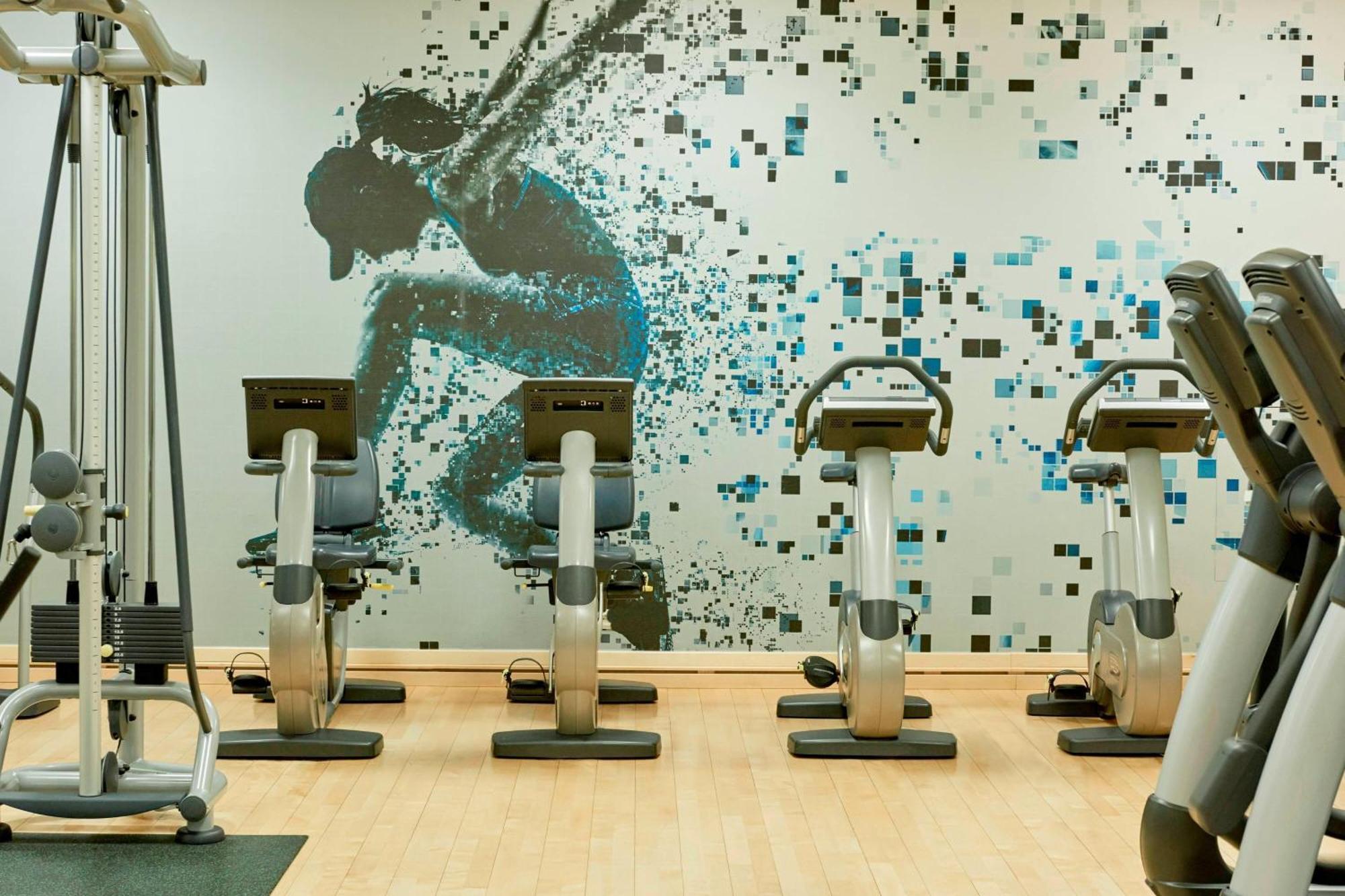 Sheraton Grand Варшава Екстериор снимка The gym at the hotel